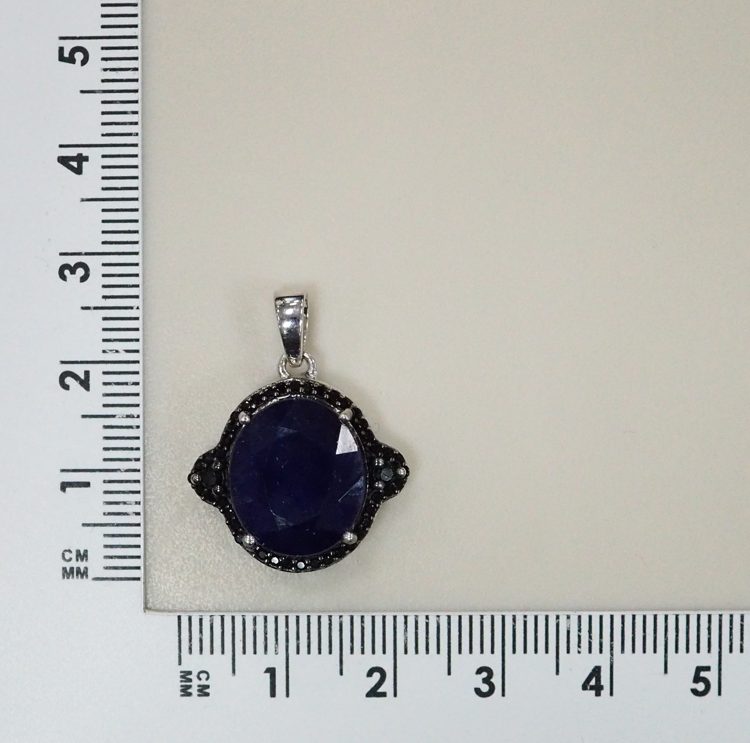 Серебряная подвеска с сапфиром